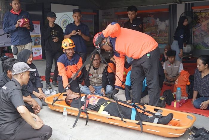 Para peserta dari lembaga relawan se-Jatim mengikuti pelatihan basic vertical rescue dan dapur umum. - Image