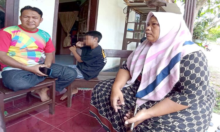 Ibu korban perundungan Tumiasih mengaku sedih karena anaknya takut ke sekolah dan minta pindah Jumat (1/3). (Lugas) - Image
