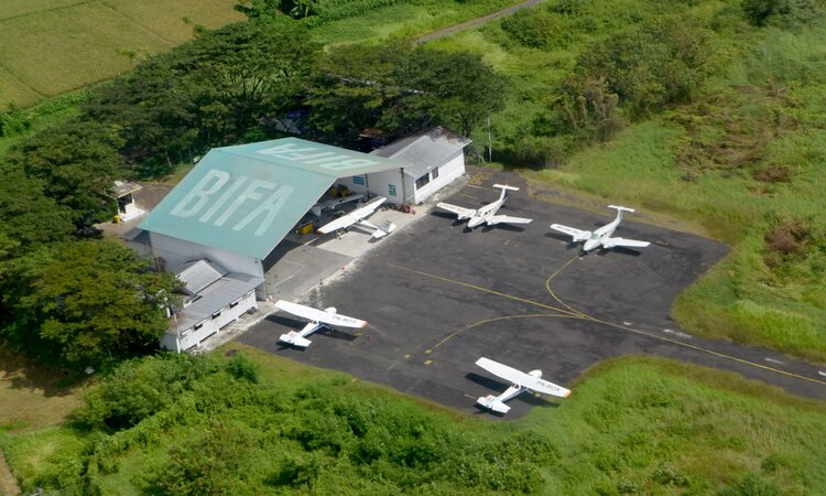 GARASI: Hanggar untuk pesawat latih Bali International Flight Academy di kawasan Bandara Internasional Banyuwangi. - Image