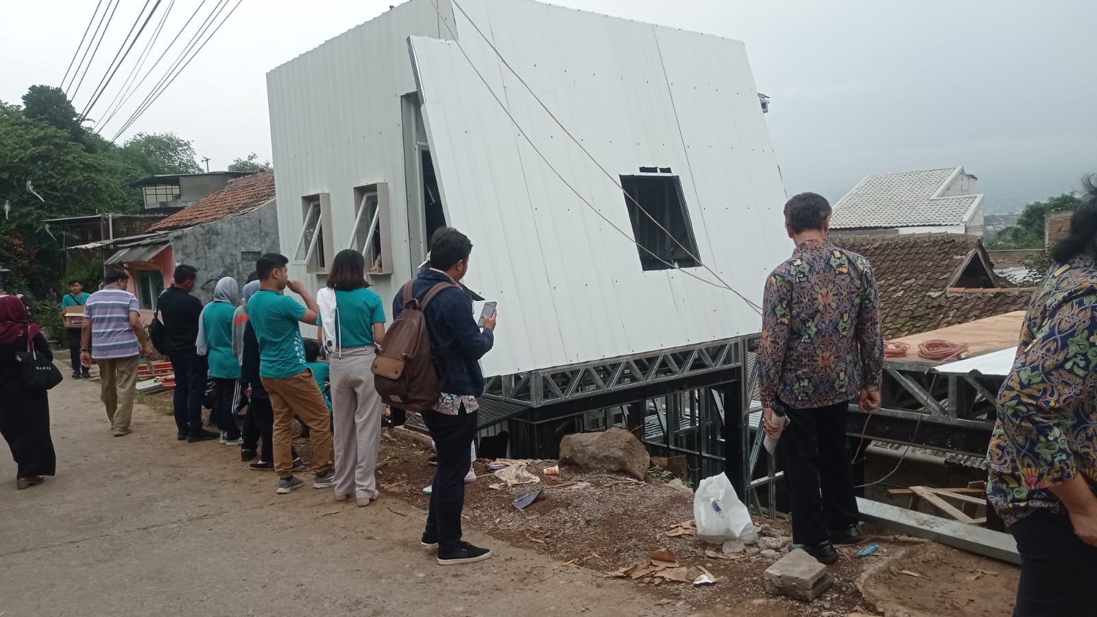 Percontohan lingkungan binaan yang mengedepankan prinsip bangunan, area dan komunitas berkelanjutan di Kampung BeCool, Desa Tipar, Padalarang, Kabupaten Bandung. - Image