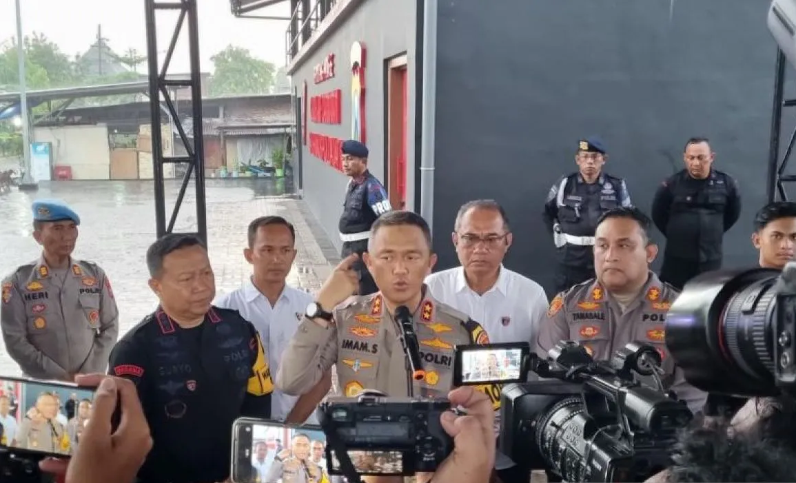 Kapolda Jatim Irjen Pol. Imam Sugianto memberikan keterangan soal perkembangan kejadian pascaledakan di Kantor Subden Jibom Detasemen Gegana Satbrimob Polda setempat, Senin (4/3/2024). - Image