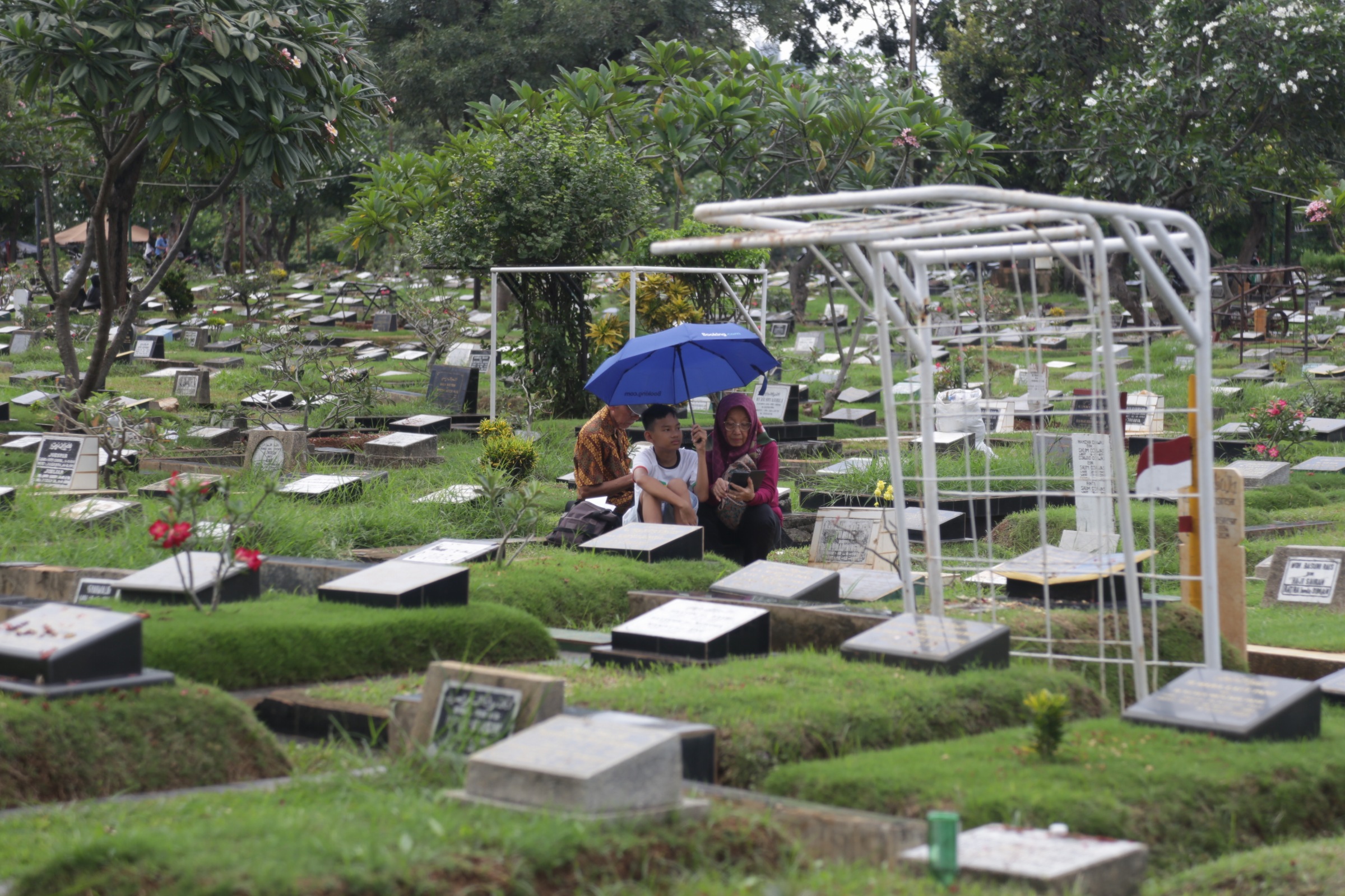 Umat Islam berdoa atau ziarah di depan makam keluarga dan kerabat di Tempat Pemakaman Umum Semper, Jakarta, Senin (4/3/2024). - Image