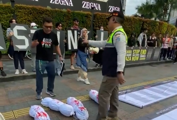 Kepala Satpol PP DKI Jakarta Arifin menjelaskan alasan pihaknya melakukan upaya pembubaran terhadap aksi solidaritas Palestina yang dilaksanakan di kawasan Car Free Day (CFD), Minggu (3/3). - Image