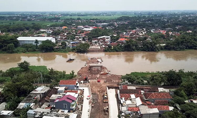 Potret pembangunan jembatan Jongbiru-Mrican dari udara. Jembatan yang digadang menjadi akses vital penunjang Bandara Internasional Dhoho ini tengah dikebut pelaksana proyek. (Foto: WAHYU ADJI/JPRK) - Image
