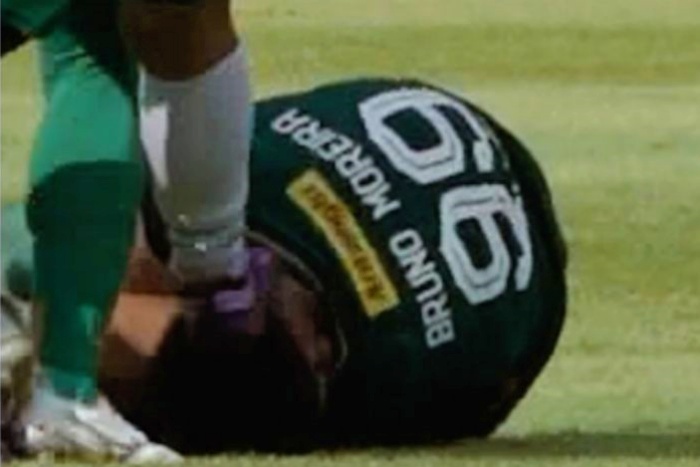 PROTES KERAS: Persebaya Surabaya layangkan protes keras tindakan Wahyudi Hamisi dan ketegasan wasit kontroversial Ginanjar Rahman Latief. (Persebaya Surabaya) - Image