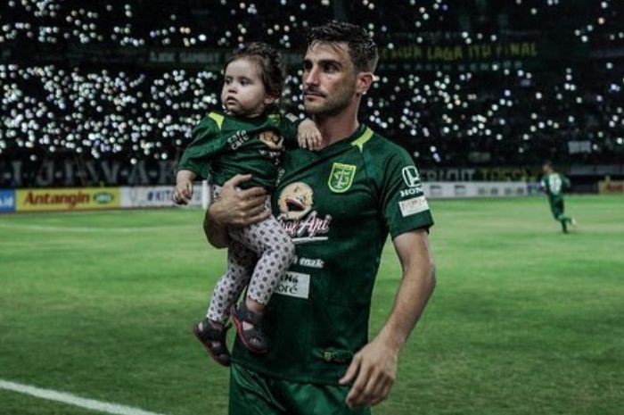 HARUS PENSIUN LEBIH CEPAT: Robertino Pugliara ketika menerima tekel keras Wahyudi Hamisi di laga Persebaya Surabaya vs Borneo FC pada 13 Oktober 2018. (Instagram Robertino Pugliara) - Image