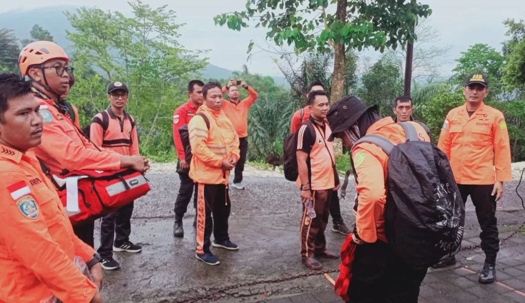 Tim gabungan bersiap melakukan pencarian pendaki yang tersesat di Gunung Batukaru, Kabupaten Tabanan, Bali, Minggu, 3 Maret 2024. (Istimewa) - Image