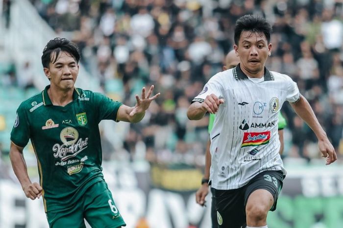 KASAR: Wahyudi Hamisi (kanan) bermain kasar dan cenderung mencederai lawan ketika laga Persebaya Surabaya kontra PSS Sleman. (PSS Sleman) - Image