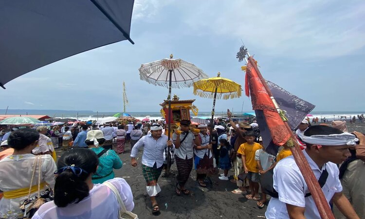 Upacara Melasti di Pantai Paseban Jember, Minggu siang (3/3).(ULUM UNTUK RADAR JEMBER) - Image