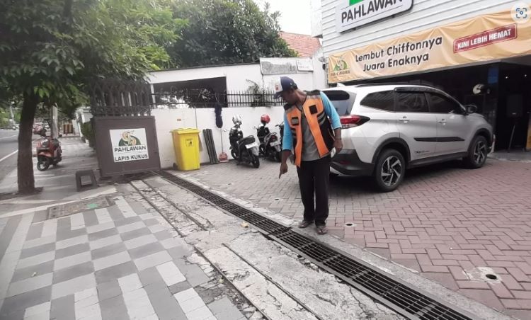 TKP: Lokasi pencurian besi penutup saluran di Jalan Diponegoro, Surabaya. - Image