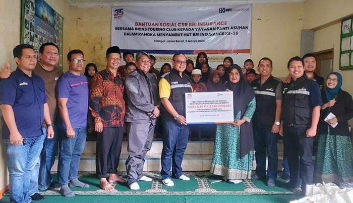 BRI Insurance dan komunitas menyerahkan donasi kepada tiga yayasan di Cianjur, Jawa Barat. - Image