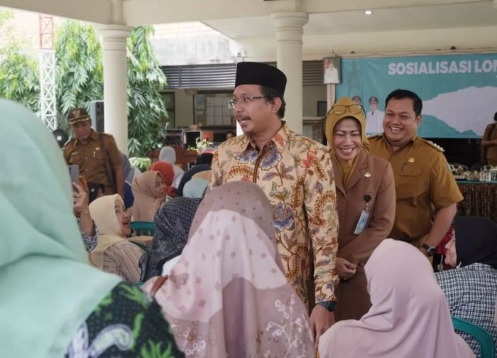 Bupati Sidoarjo Ahmad Muhdlor bersama Kepala Dinkes Sidoarjo Fenny Apridawati. - Image