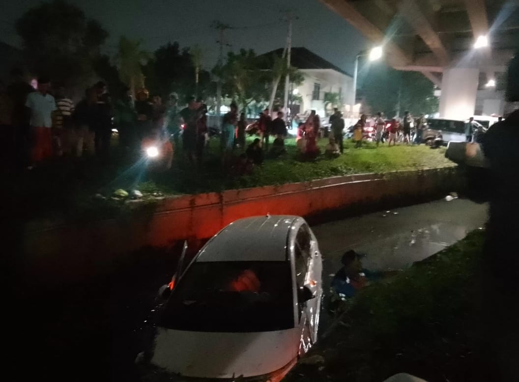 Hyundai Stargazer tercebur di sungai Pondok Candra - Image
