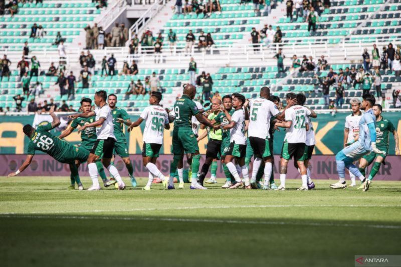 Sejumlah pesepak bola Persebaya Surabaya bersitegang dengan pesepak bola PSS Sleman pada pertandingan BRI Liga 1 di Stadion Gelora Bung Tomo. - Image