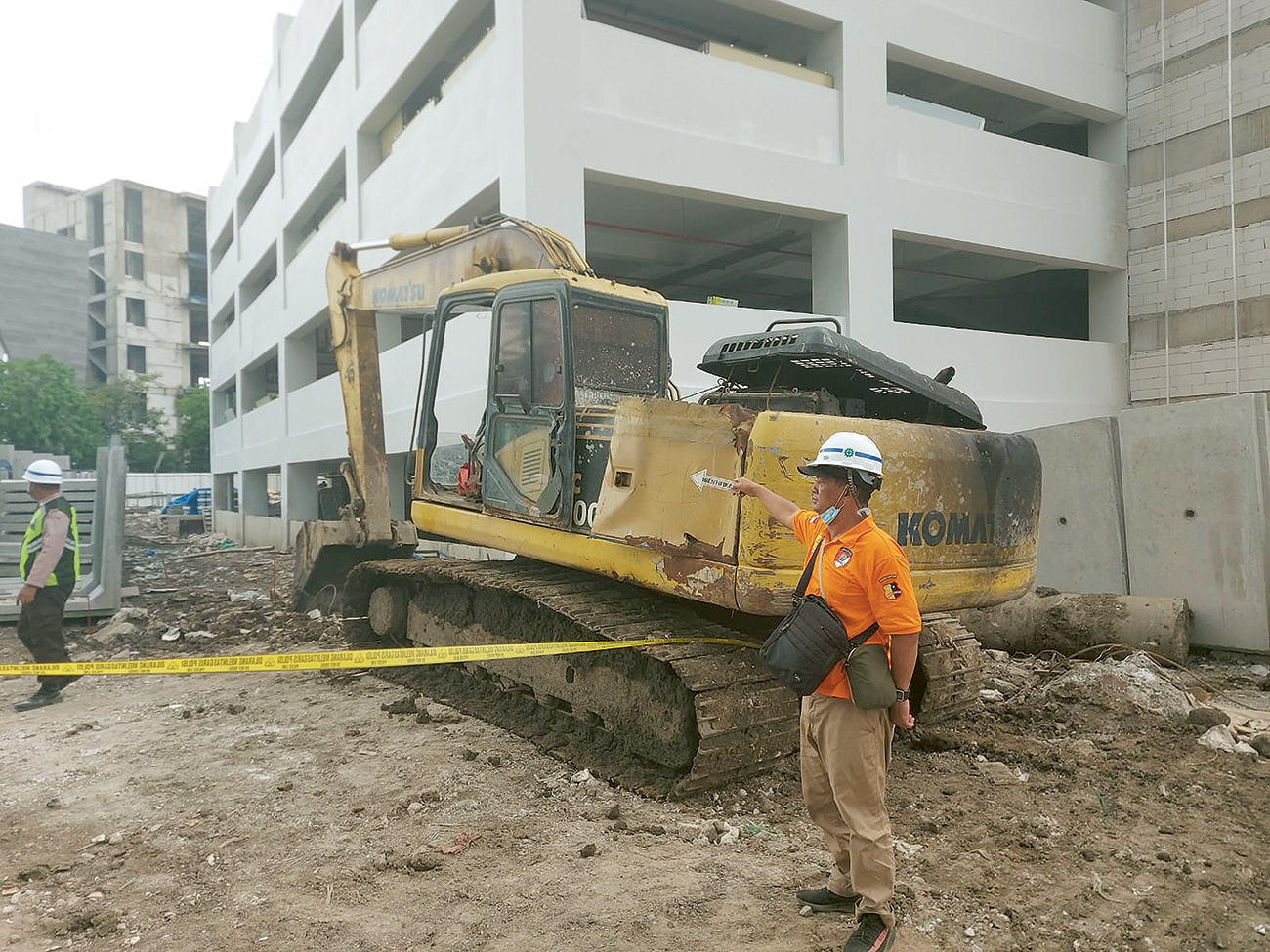 TEMUAN MENGAGETKAN: Lokasi ditemukannya mortir di area RS UPT Vertikal Surabaya, Senin (4/3). - Image