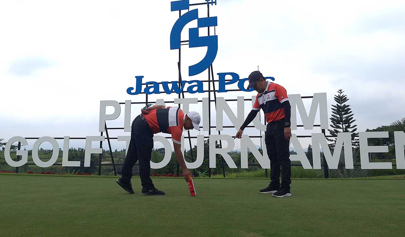 PERSIAPAN AKHIR: Tour Admin PGATI Heri Abrianto (kiri) dan Zuhdi Arifin memeriksa rumput lapangan Parahyangan Bandung, Minggu (3/3). - Image