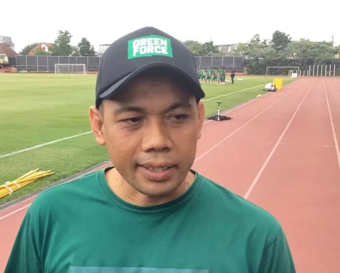 PSSI HARUS TEGAS: Candra Wahyudi mengungkap pendapatnya terkait insiden berbahaya pemain PSS Sleman, Wahyudi Hamisi. (Moch. Rizky Pratama Putra/JawaPos.com) - Image