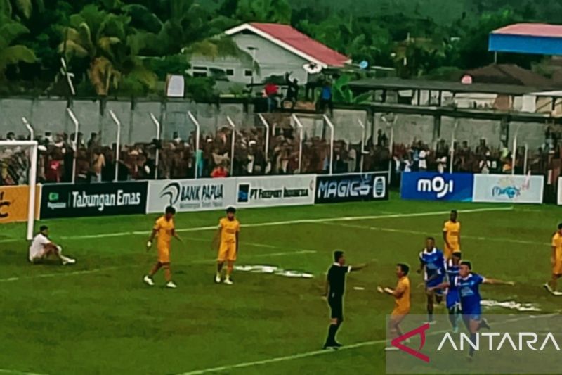 Kiper Semen Padang Mukhti Alhaq terduduk lesu setelah gawangnya dibobol pemain PSBS Biak Alexandro Perraira pada leg pertama Liga 2 di Stadion Cenderawasih, Biak - Image