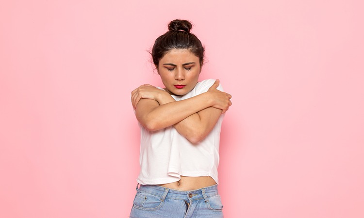 Ilustrasi seorang perempuan yang mengalami Body Shaming, yang merasa malu dengan salah satu kondisi fisiknya (freepik.com) - Image