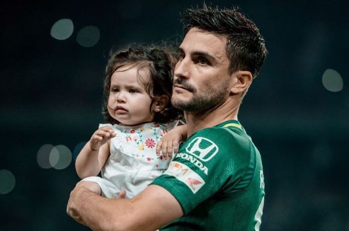 MARAH: Komentar mantan pemain Persebaya Surabaya yang marah terkait insiden brutal Wahyudi Hamisi kepada Bruno Moreira ditanggapi oleh Robertino Pugliara. (Instagram Robertino Pugliara) - Image