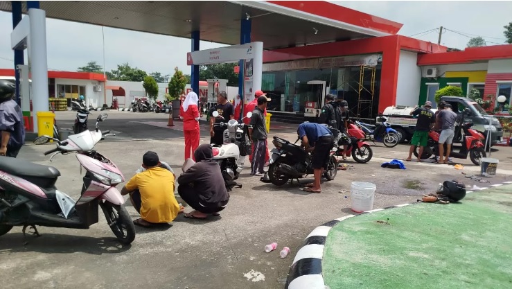 Beberapa sepeda motor yang masih diperbaiki karena mogok usai mengisi BBM di SPBU Randugunting Semarang. - Image