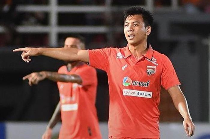 MEMORI KELAM: Wahyudi Hamisi ketika membela Borneo FC melakukan tekel brutal ke kaki Robertino Pugliara yang membuat Robertino pensiun lebih cepat. (Borneo FC) - Image