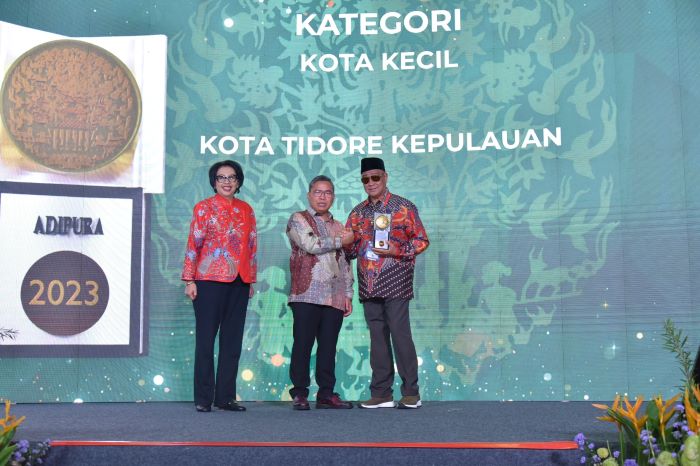 Wali Kota Tidore Kepulauan Capt Ali Ibrahim menerima penghargaan Adipura di Kantor Kementerian LHK, Selasa (5/3). - Image