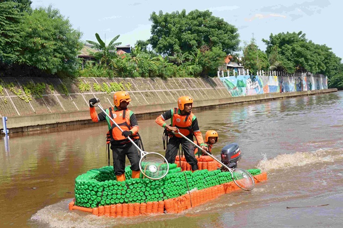 Unit Penanganan Sampah Badan Air (UPS BA) Dinas Lingkungan Hidup (DLH) DKI Jakarta resmi membentuk Satuan Tugas (Satgas) Khusus Segmen Sungai Ciliwung. - Image