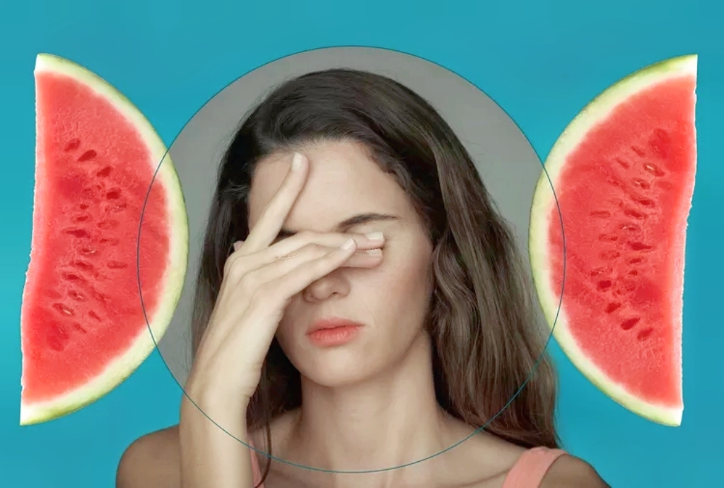 Ilustrasi gambar buah semangka dan hubungannya dengan sakit kepala migrain./ (Verywell Health/Amelia Manley) - Image