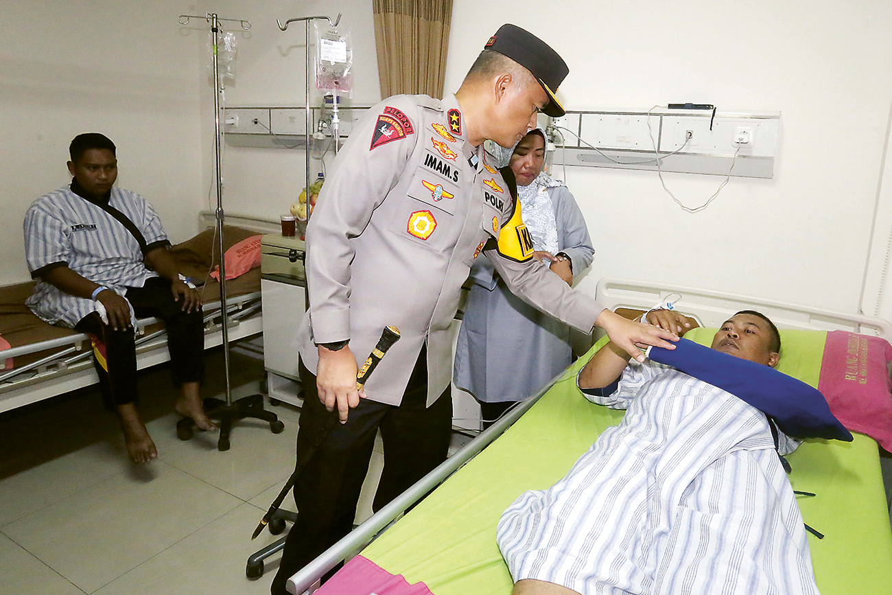 BERI SEMANGAT: Kapolda Jatim Irjen Imam Sugiyanto mengunjungi anggota Brimob yang menjadi korban ledakan di RS Bhayangkara Surabaya, Selasa (5/3). Kondisi sepuluh anggota Brimob itu mulai membaik. - Image