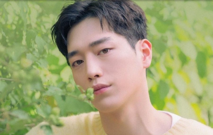 Aktor Seo Kang Joon Sedang Pertimbangkan Drama Komedi Sejak Keluar dari wajib Militer. Sumber foto: Soompi - Image