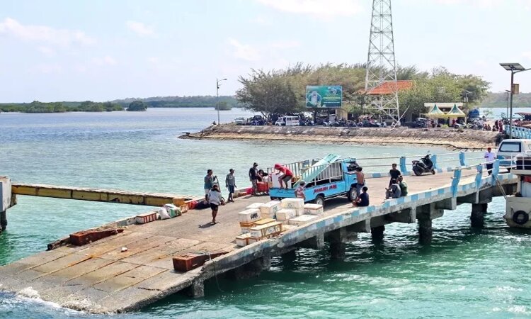 Warga menurunkan barang angkutan di Pelabuhan Brakas, Kecamatan/Pulau Raas, yang belum diperbaiki, September 2023. (DOK/JPRM) - Image