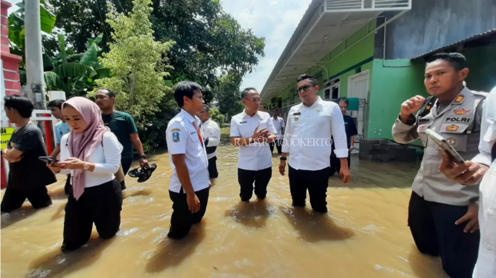 Pj Wali Kota Mojokerto Ali Kuncoro bersama Satlak PB Kota Mojokerto, BPBD Jatim, TNI/Polri serta sukarelawan meninjau lokasi banjir di Kelurahan Meri, Kecamatan Kranggan, Kota Mojokerto./ - Image