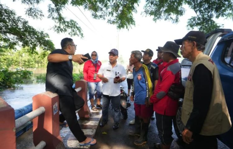 Pj Wali Kota Mojokerto, M Ali Kuncoro beri instruksi petugas terkait luapan sungai Sadar. (Antaranews) - Image