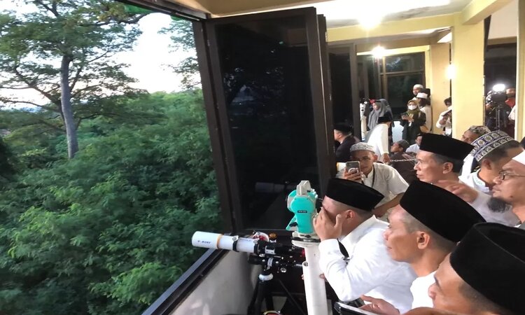 Proses rukyatul hilal di Balai Rukyat LFNU, Bukit Condrodipo Gresik pada tahun 2023 lalu./ Fathia Ainur Rofiq/Radar Gresik - Image