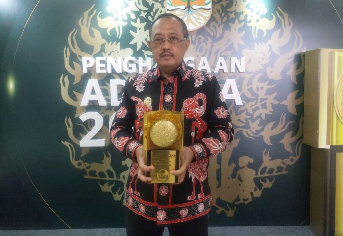 Wakil Wali Kota Surabaya Armuji menerima penghargaan Adipura Kencana 2023 dari Kementerian KLHK. - Image