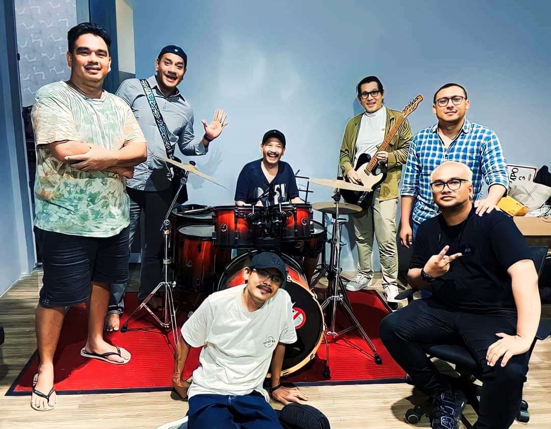 Every Joe bersama Polo Srimulat saat sedang bermain musik./dok.pribadi Every Joe - Image