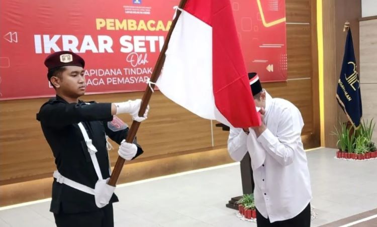 Prosesi ikrar setia terpidana terorisme di Kediri. (Antaranews) - Image