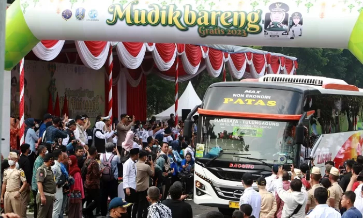 Suasa mudik gratis 2023 yang digelar oleh Pemprov Jatim, di depan kantor Dinas Perhubungan Provinsi Jatim tahun lalu. (Andy Satria/Radar Surabaya) - Image