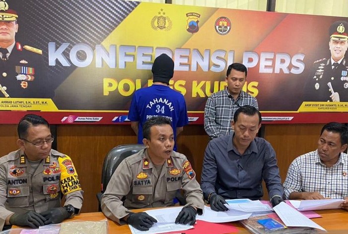 Wakapolres Kudus Kompol Satya Adi saat konferensi pers soal kasus dugaan penipuan umrah di Mapolres Kudus, Rabu (6/3). - Image