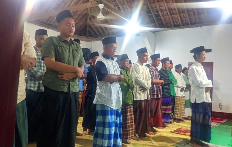 Suasana Tarawih pertama Masjid Aolia Gunung Kidul. (Radar Jogja) - Image