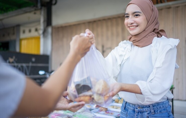 Rencanakan untuk berbagi takjil merupakan salah satu cara terbaik untuk menyambut bulan Ramadhan yang dapat menjadikan bulan suci ini penuh makna. (Freepik/odua) - Image