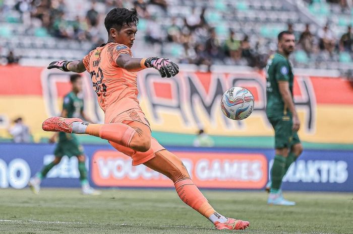Kepiawaian Andhika Ramadhani akan diuji di laga tandang setelah sebelumnya berhasil clean sheet di kandang PSM Makassar. - Image