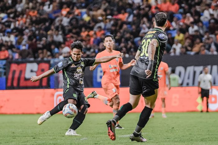 CATATKAN SEJARAH: Toni Firmansyah (kiri) catat sejarah dengan mencetak gol perdana bersama Persebaya Surabaya musim ini. (Persebaya Surabaya) - Image