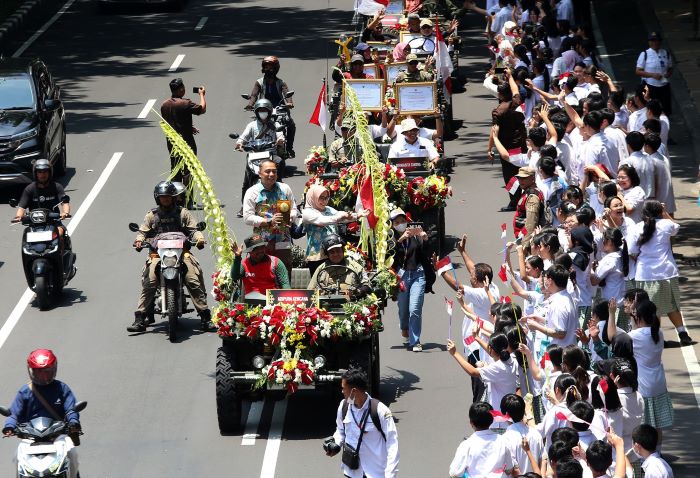 Wali Kota Eri Cahyadi pimpin arak-arakan piala Adipura Kencana dari Jalan Ahmad Yani menuju Taman Surya Balai Kota Surabaya, Rabu (6/3). - Image