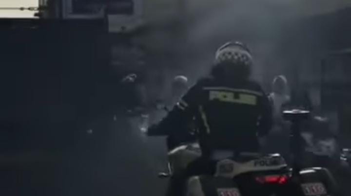 Aksi kejar-kejaran yang terjadi antara polisi dan sopir truk ugal-ugalan viral di media sosial. (Istimewa) - Image