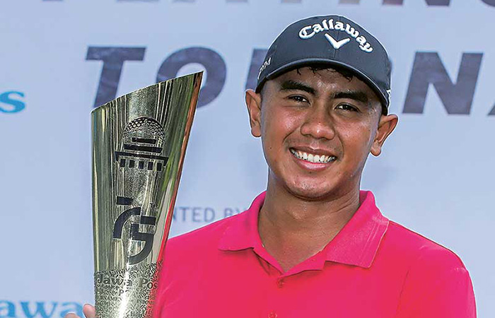 PARTISIPASI DEBUT: Naraajie Emerald Ramadhanputra mengangkat trofi juara seri kedua 75th Jawa Pos Platinum Golf Tournament. - Image