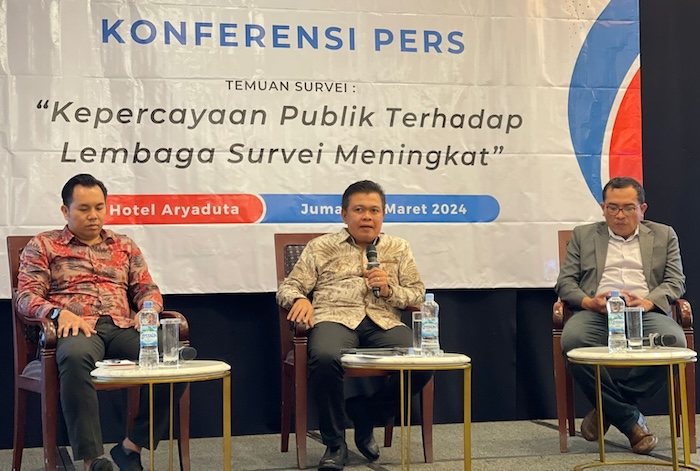 Ketua Umum Asosiasi Riset Opini Publik Indonesia (AROPI), Sunarto Ciptoharjono, saat memaparkan temuan surveinya. - Image