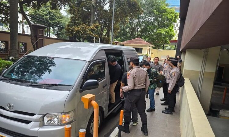 Proses pelimpahan tahap II tersangka dan barang bukti perkara tujuh anggota PPLN Kuala Lumpur ke Kejaksaan Negeri Jakarta Pusat pada hari Jumat (8/3) oleh Penyidik Dittipidum Bareskrim Polri. - Image