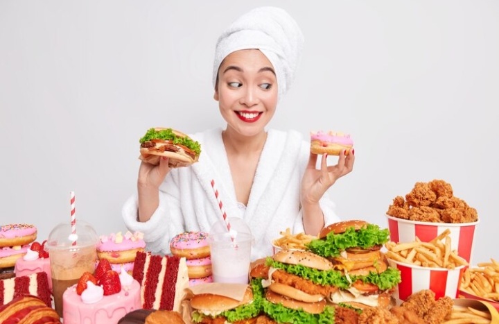 Ilustrasi Makan Secara Berlebihan Akibat Stres./freepik/wayhomestudio - Image